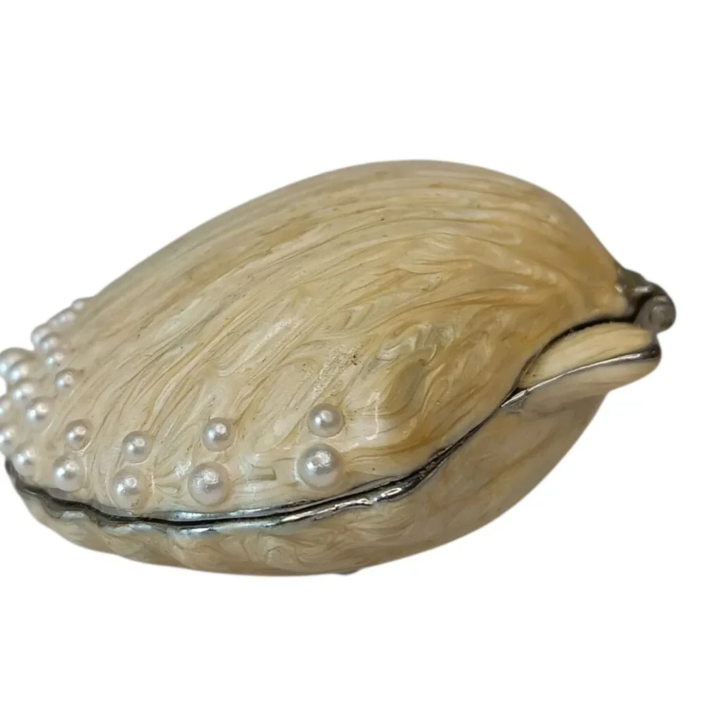 Unbranded clam shell